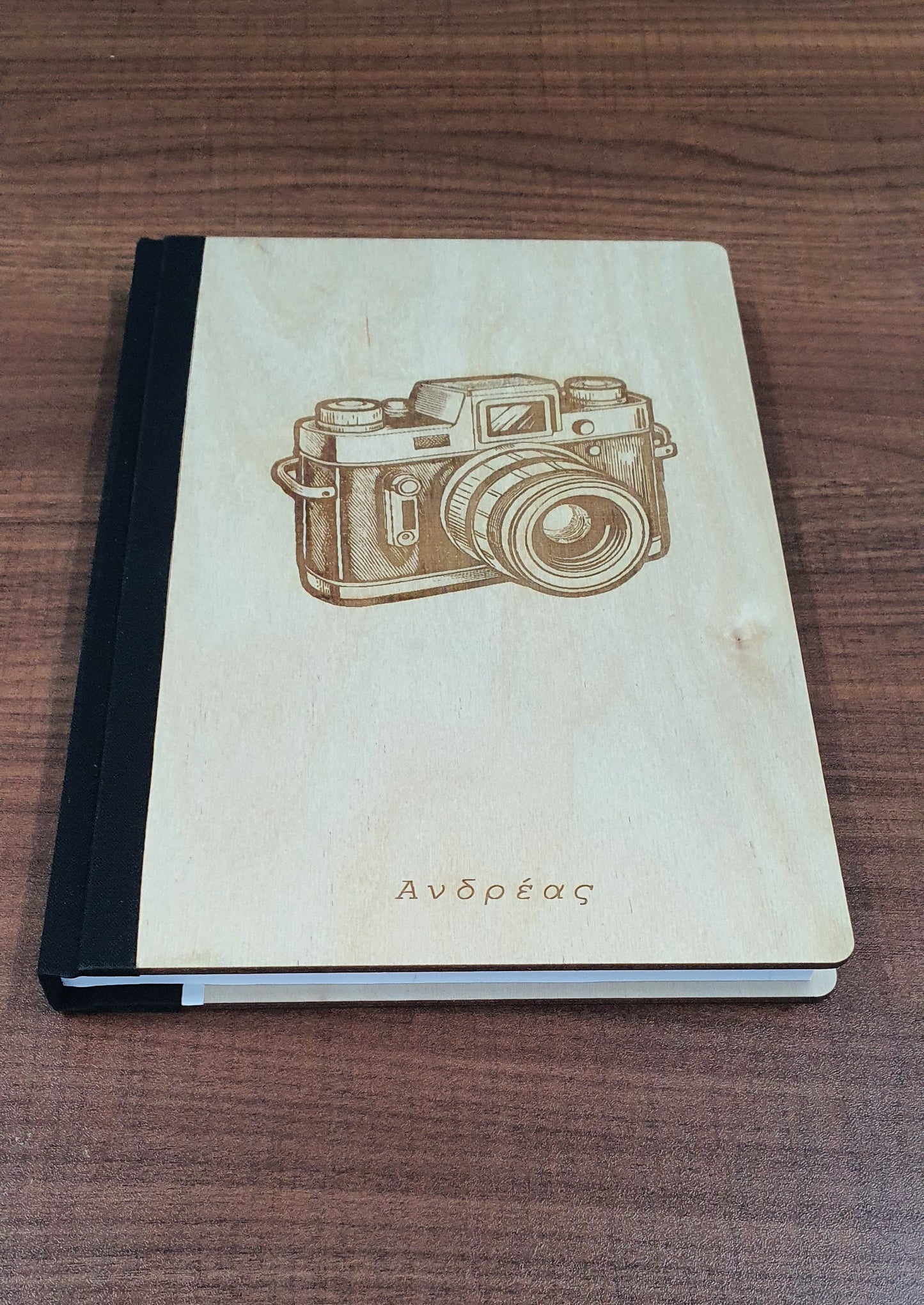 Ημερολόγιο με ξύλινο εξώφυλλο και χάραξη