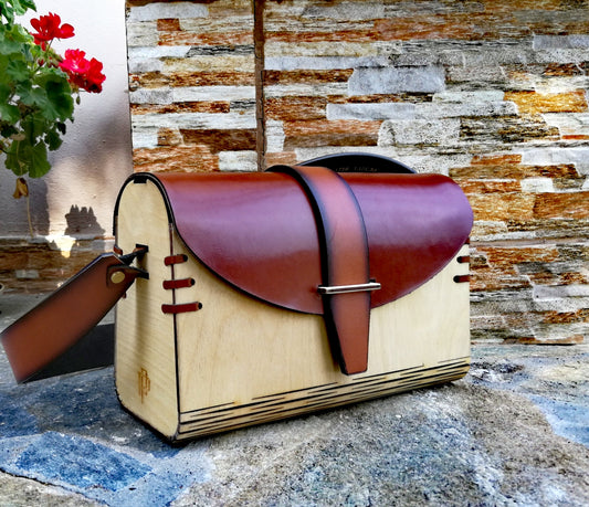 ΞΥΛΙΝΗ ΤΣΑΝΤΑ ΜΕ ΔΕΡΜΑΤΙΝΟ ΚΑΠΑΚΙ